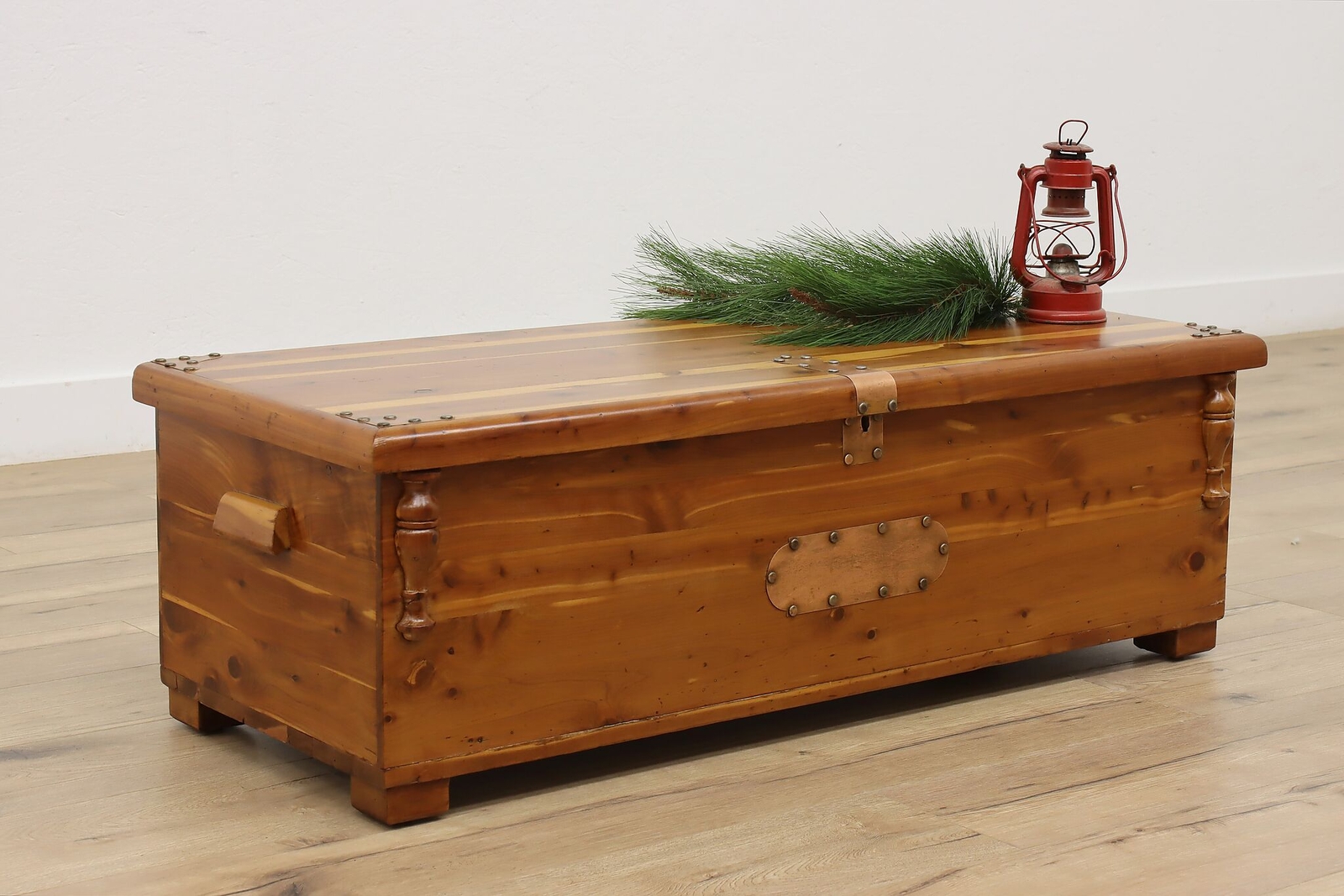 Farmhouse Vintage Cedar Chest Coffee Table Caswell Runyan 47436 eBay
