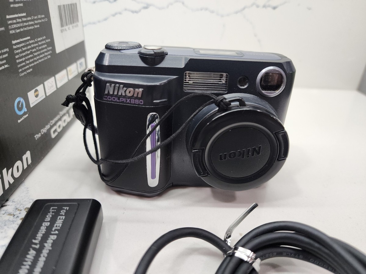 Nikon Coolpix 880 3.3 MP 2.5 Zoom Digital Camera With Accessories