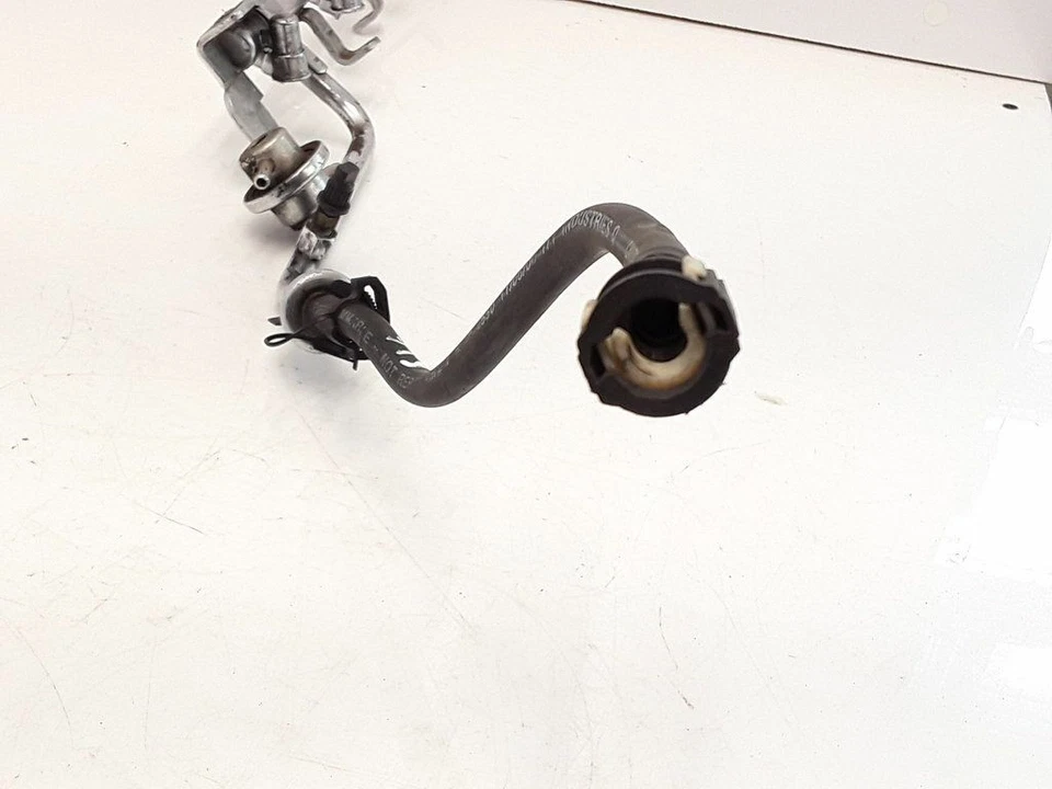 Ford Maverick 2001 3.0 combustible principal línea tubo YL8E9F792GB gasolina 145kW Foto 3 de 4