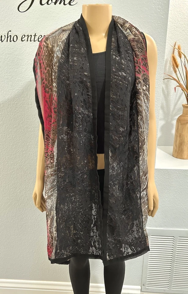 Hijab de renda com estampa de animais preto Kashkha 21” X 78” em excelente estado usado - Imagem 3 de 4