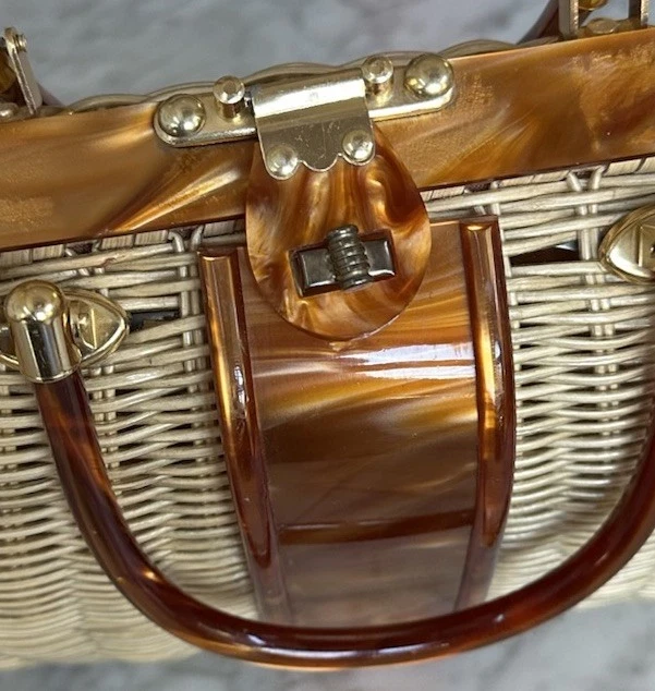 Bolso de mano Lucite vintage 1950/60 tejido de mimbre y caramelo Hong Kong Foto 4 de 4
