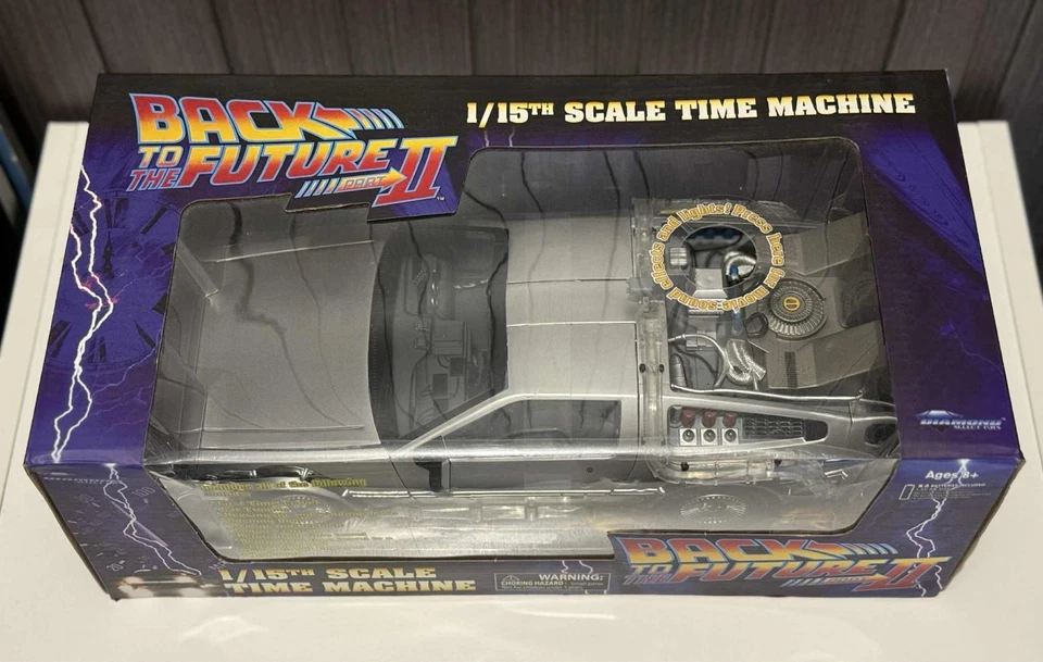 DIAMOND SELECT- BACK TO THE FUTURE PART II - 1:15TH SCALE TIME MACHINE DELOREAN - Image 4 of 4