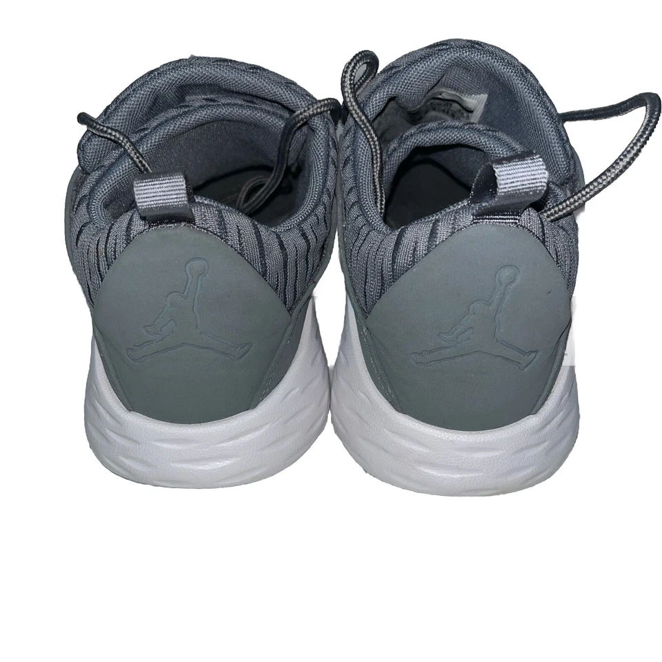 Talla EE. UU. 6.5Y - Jordan Formula 23 Bajo Gris Y Blanco Foto 3 de 4