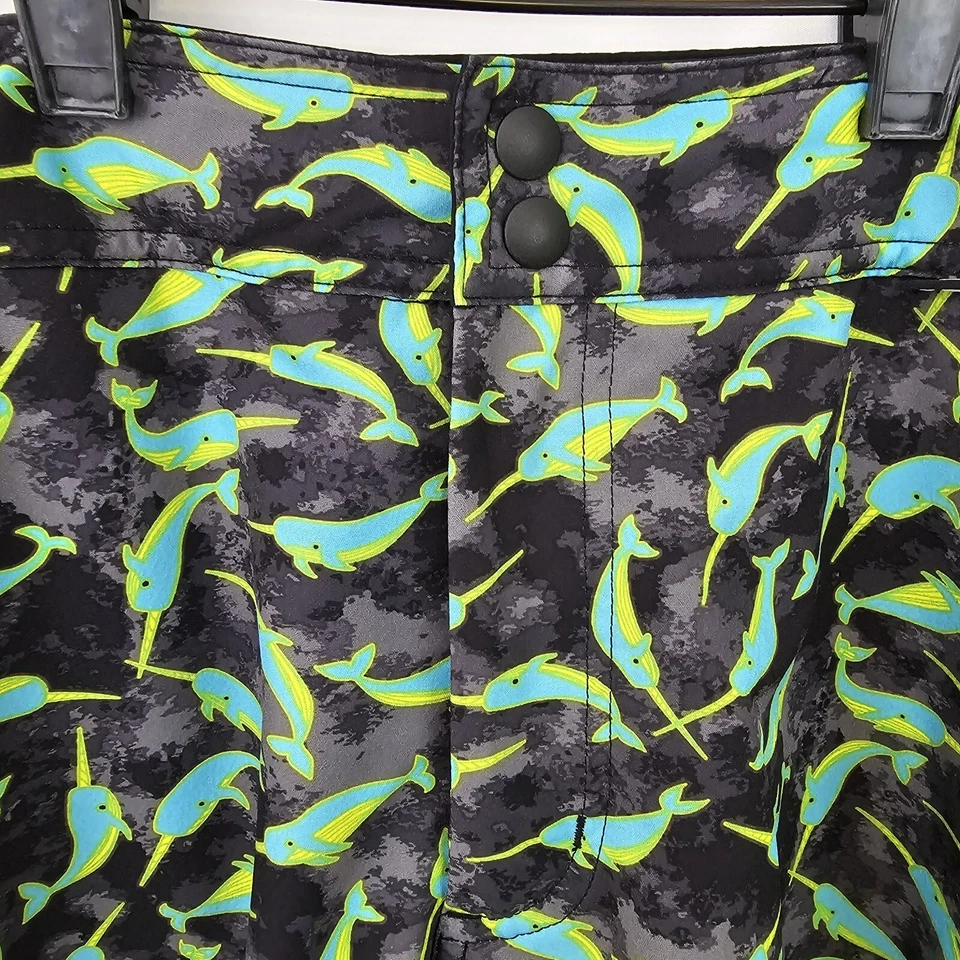 Bermuda de natação Tomboy X estampa narval azul preta tamanho médio em excelente estado usado - Imagem 2 de 4