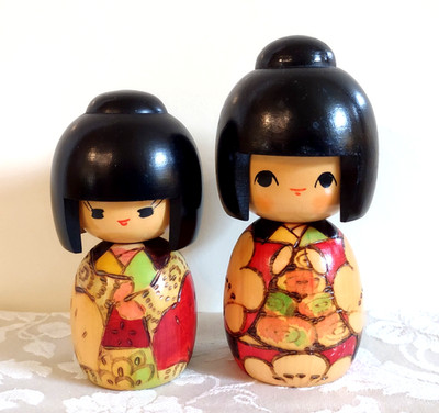 KOKESHI PAIR 2 Sisters AKIMITSU / MEIKO ~ CARVED FLOWERS SPIRALS ~ 5.25'' & 4.5''