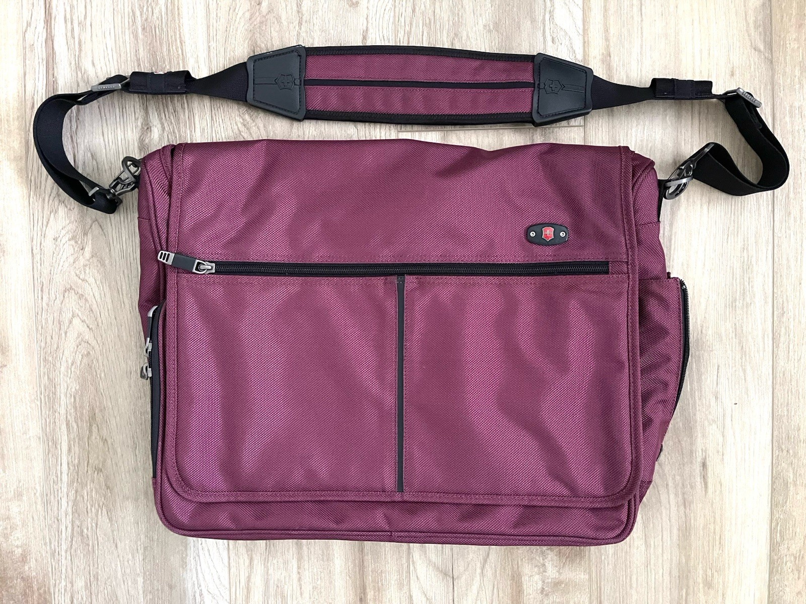 NEW Victorinox Swiss Army Messenger Padded Laptop Business B