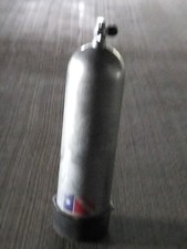Ancien réservoir de plongée sous-marine avec valve, "botte", finition argent, autocollant drapeau