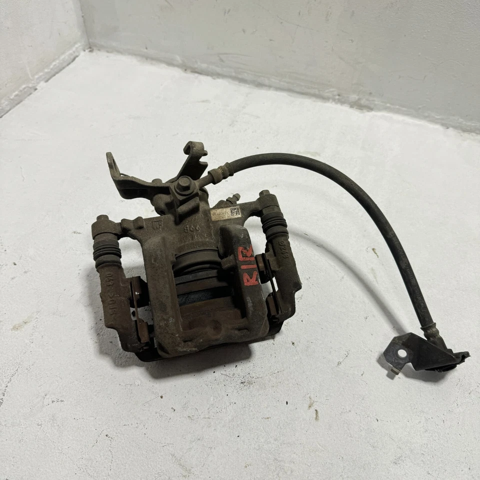 Pinza de freno derecha para pasajero trasero Chevrolet Sonic 2013-2014 con soporte OEM Foto 2 de 4