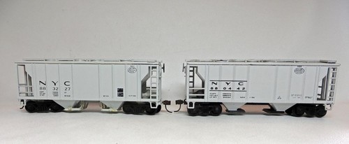 Par de tolvas cubiertas HO construido casa redonda 02072 New York Central 2 bahías en caja | Condition: Used
