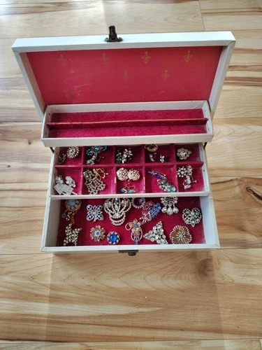 Vtg Jewelry Box Filled With VTG Rhinestone Costume Jewelry Lot Earings, Brooches