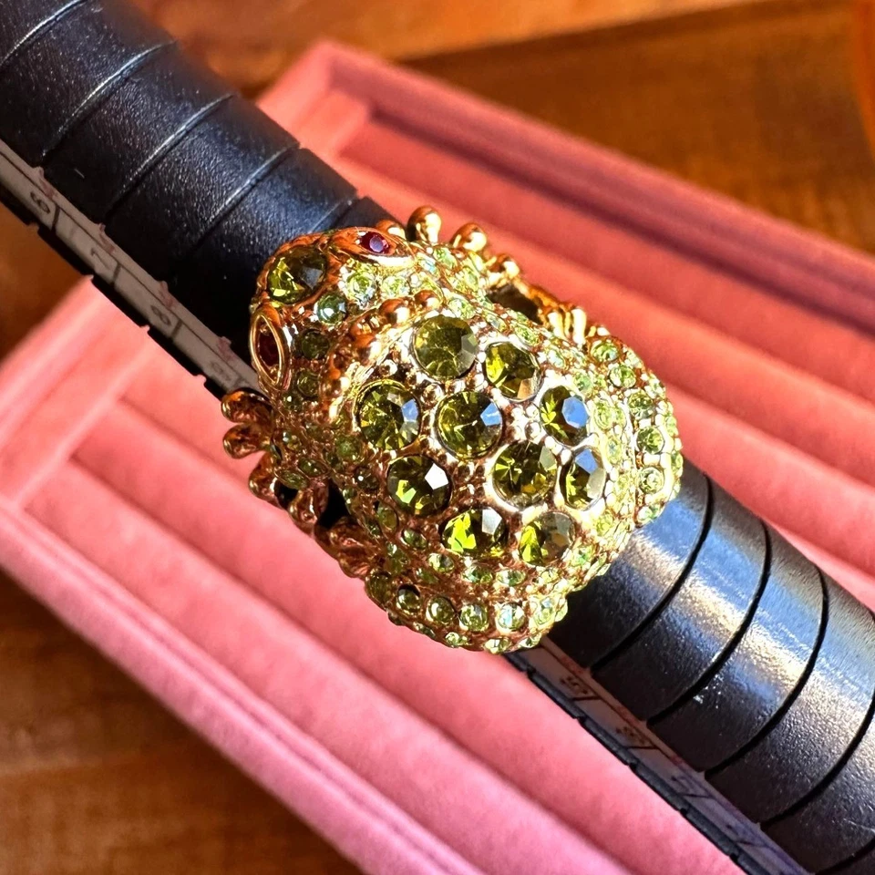 Золотистое ювелирное кольцо-лягушка Park Lane «Прекрасный принц» с зелеными кристаллами размер 6 - Изображение 4 из 4
