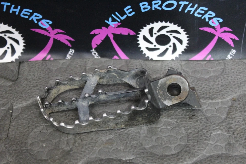 Yamaha 97-02 YZ125 2002 OEM REPOSAPIÉS IZQUIERDO DERECHO JUEGO DE CLAVIJAS 5-27411-00-00 Foto 4 de 4