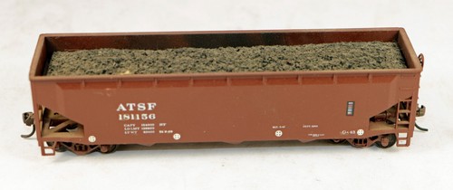 Tolva abierta Accurail de 3 bahías con carga ATSF #181156 escala 1/87 HO NUEVA EN CAJA | Condition: Used