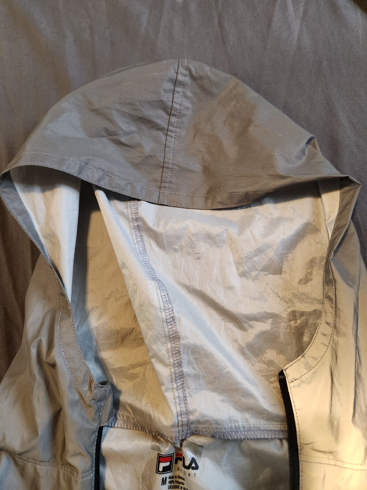 Giacca a vento Fila riflettente grigio medio con cappuccio zip intera run