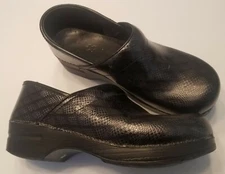 Dansko 40 Black Embossed Carbon Fiber Look Leather Clogs Casual Nursing Shoes