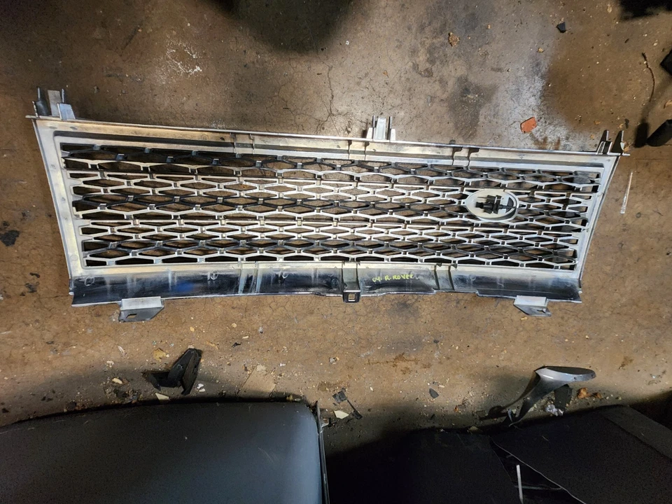 2004 LAND ROVER RANGE ROVER GRILLE - Image 2 of 3