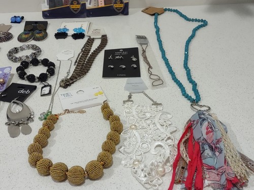 33 Bulk Lot Jewelery - Necklace Bracelets Earrings Etc - Brand New - Picture 4 of 7