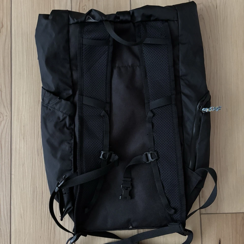 Mochila CamelBak Pivot Roll Top 20L Negra Cercanías Reciclado Paquete Ligero Foto 3 de 4