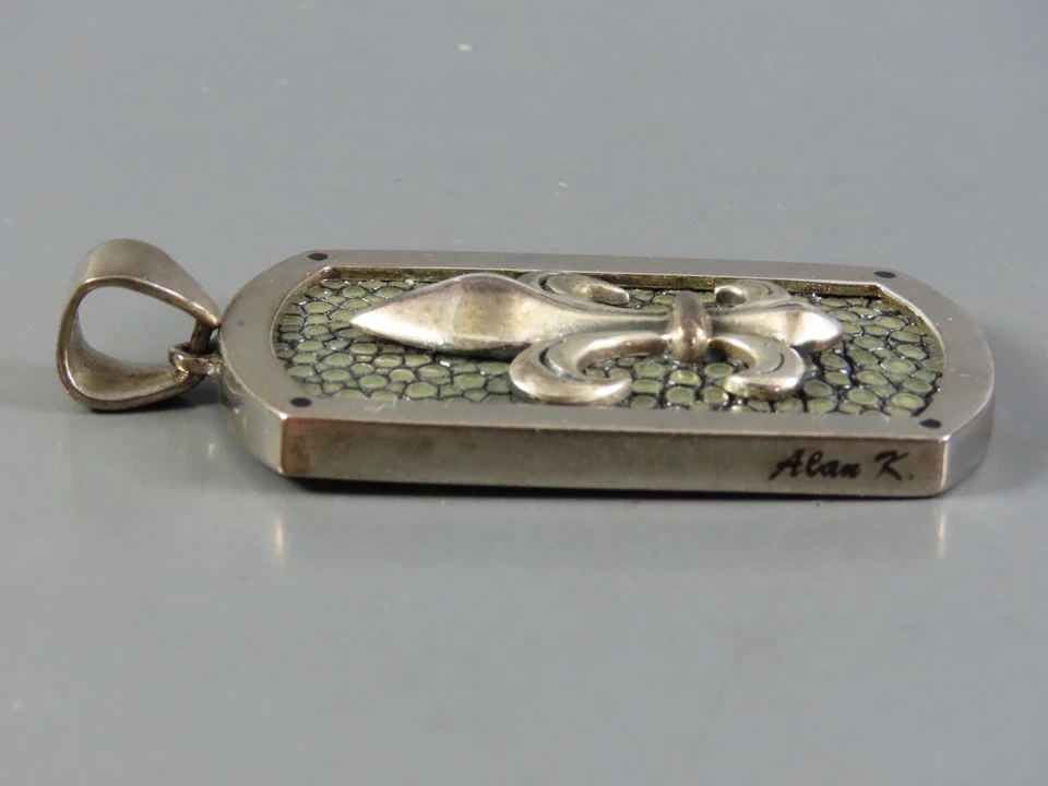 Colgante con etiqueta de perro de plata esterlina ALAN K FLEUR-DE-LIS gris raya borde punteado Foto 4 de 4