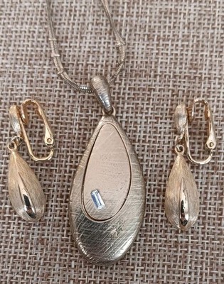 Vtg. Jewelry set: Teardrop  brushed gold-tone pendant & matching Clip  Earrings 