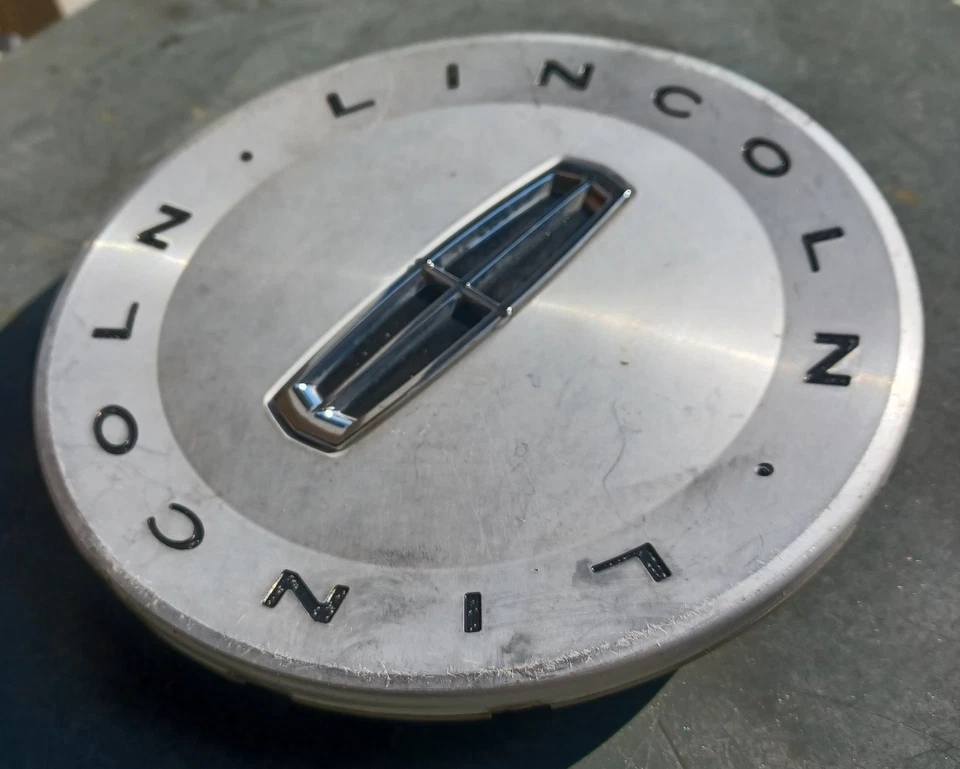 Центральный колпак Lincoln Town Car Zephyr, 2003-2006 p/n 3W13 1A096 AA 04 одна плохая вкладка - Изображение 2 из 3