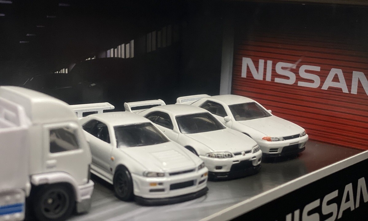 NEW RARE Hot Wheels Premium Nissan Skyline GT-R Garage