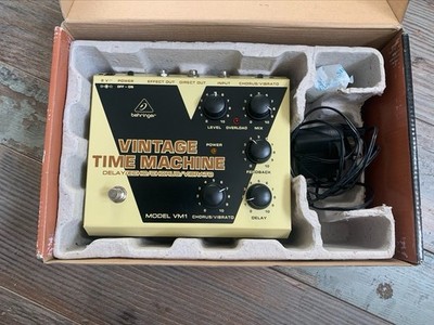 Behringer VM1 Vintage Time Machine Delay Gitarrenpedal mit Box
