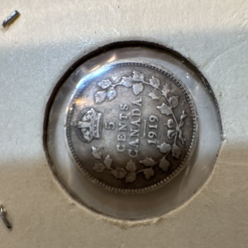 This is a Vintage 1919 Canadian 5-cent coin, made of 92.5% silver.Nice Condition