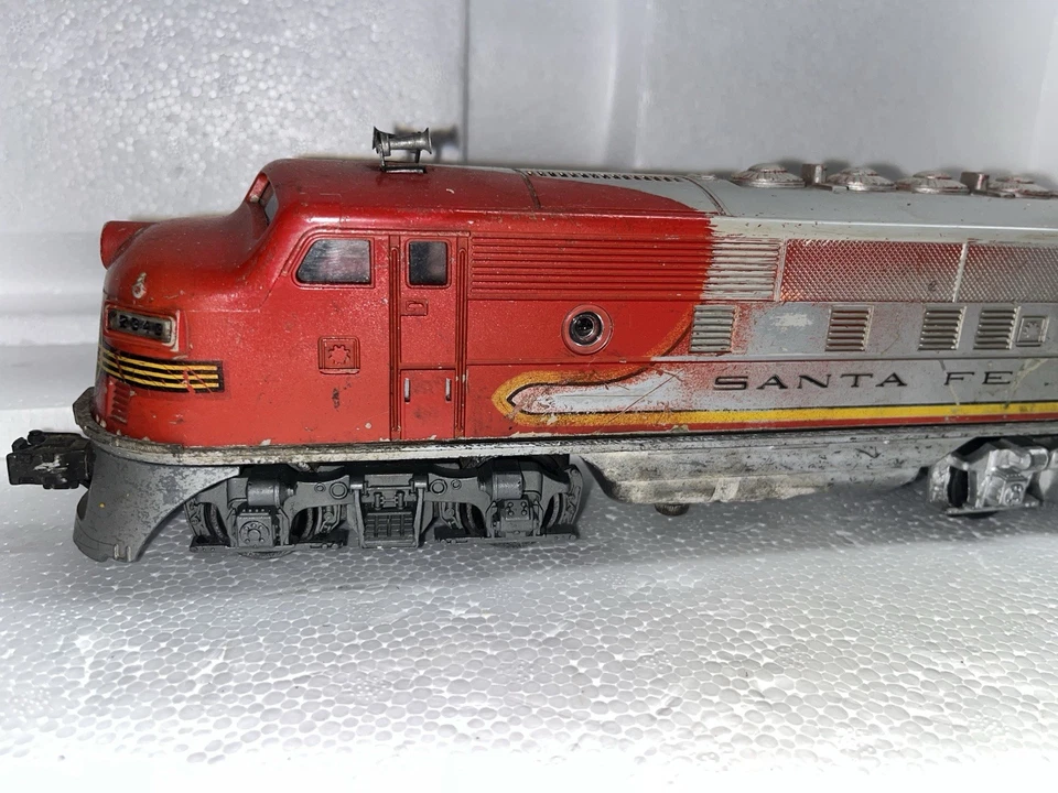 Lionel 2333 O Santa Fe EMD F3 Diesel Locomotive  1949, Rare #2 - Image 2 of 4