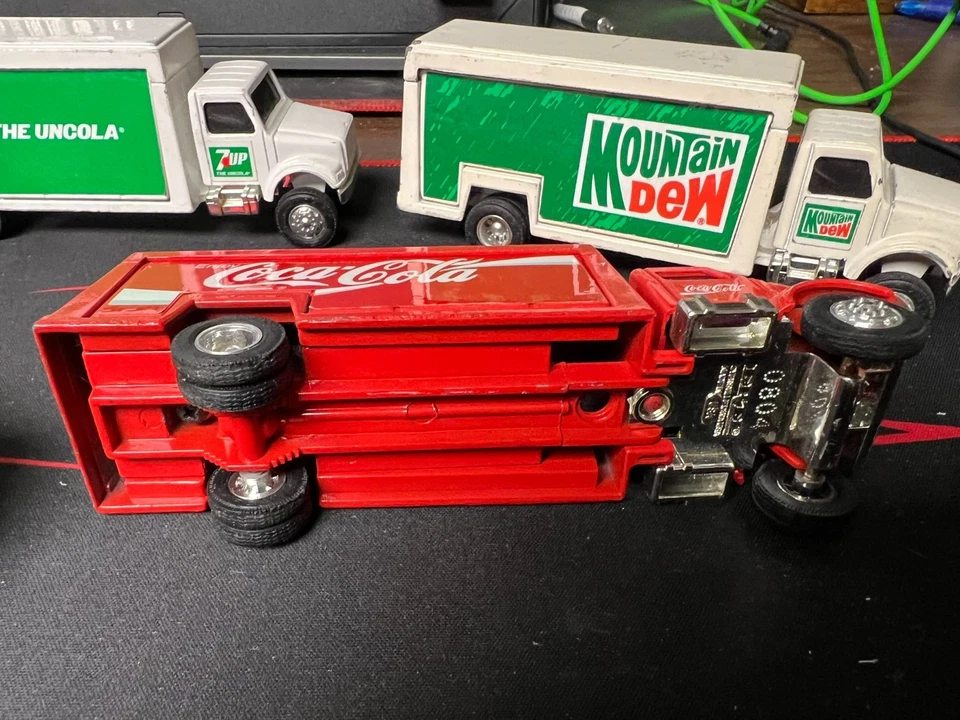 ERTL 1/64 Scale 5 Beverage Trucks 1992 PEPSI COKE DR PEPPER MOUNTAIN DEW 7UP E33 - Image 3 of 4