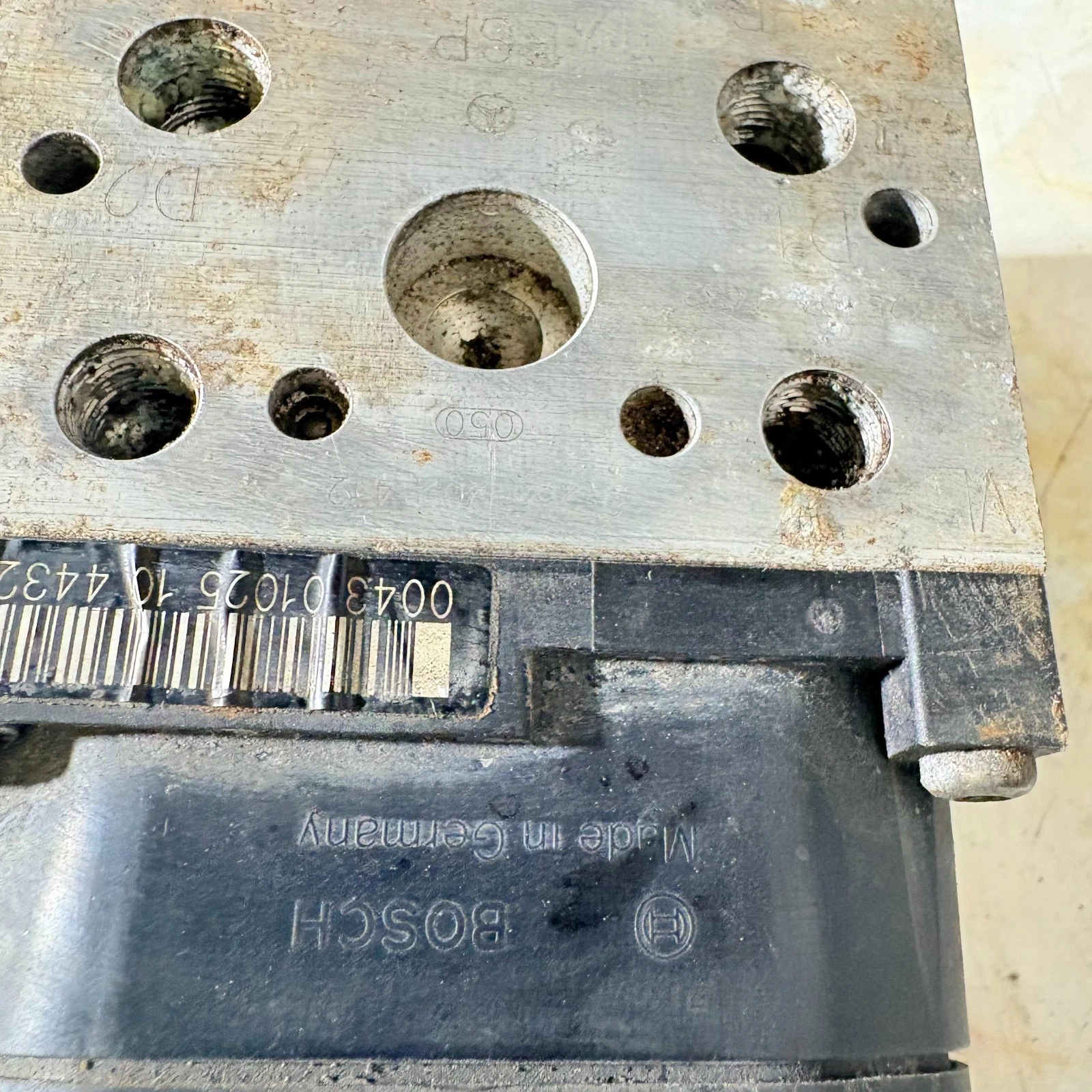 Actual Bosch and Mercedes part-number area on the ABS pump