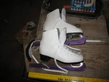 WHITE WINNWELL BRAND ICE SKATES SIZE 6 CABIN COTTAGE PROP ART USE OR FOR DECOR
