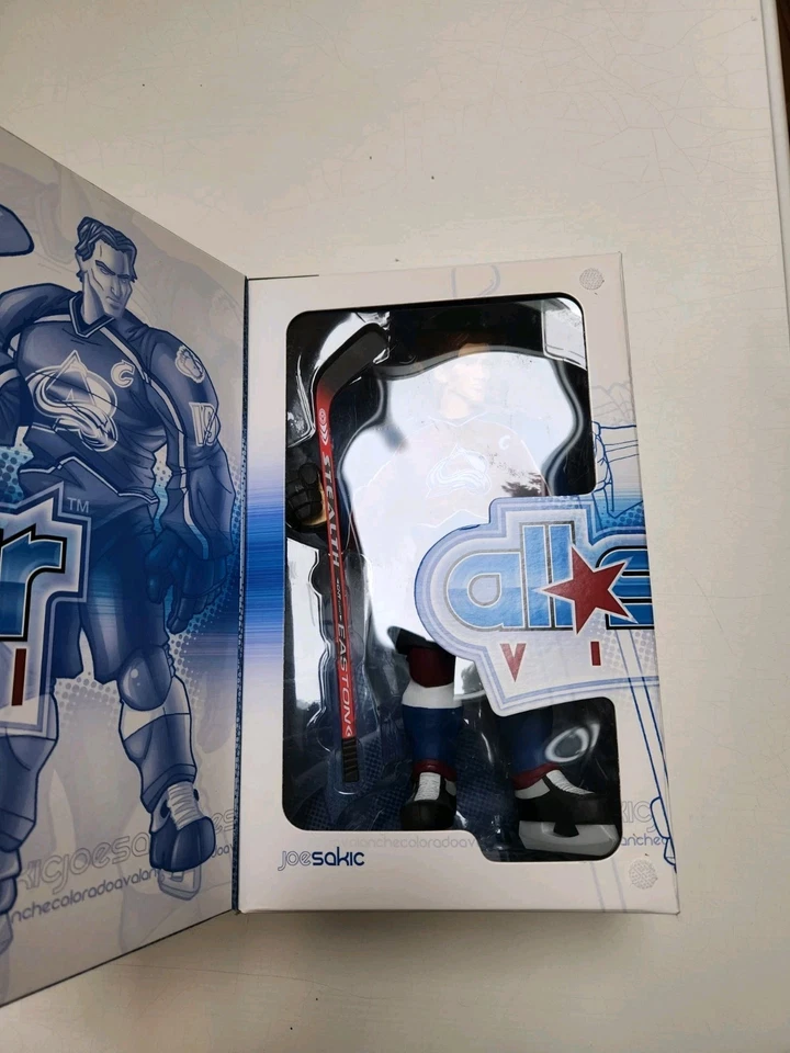 Figura de hockey de vinilo All Star de Upper Deck: Joe Sakic (jersey borgoña y azul) Foto 4 de 4