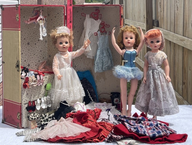 Vintage EEGEE/17VW/14R Dolls Red Trunk Atomic Stars Design Plus Many Extras