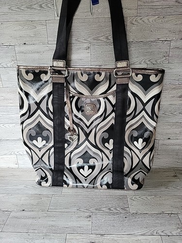 The Brighton olivfarbene Handtasche Beuteltasche Doppelgriff silberne Beschläge Anhänger schwarz weiß