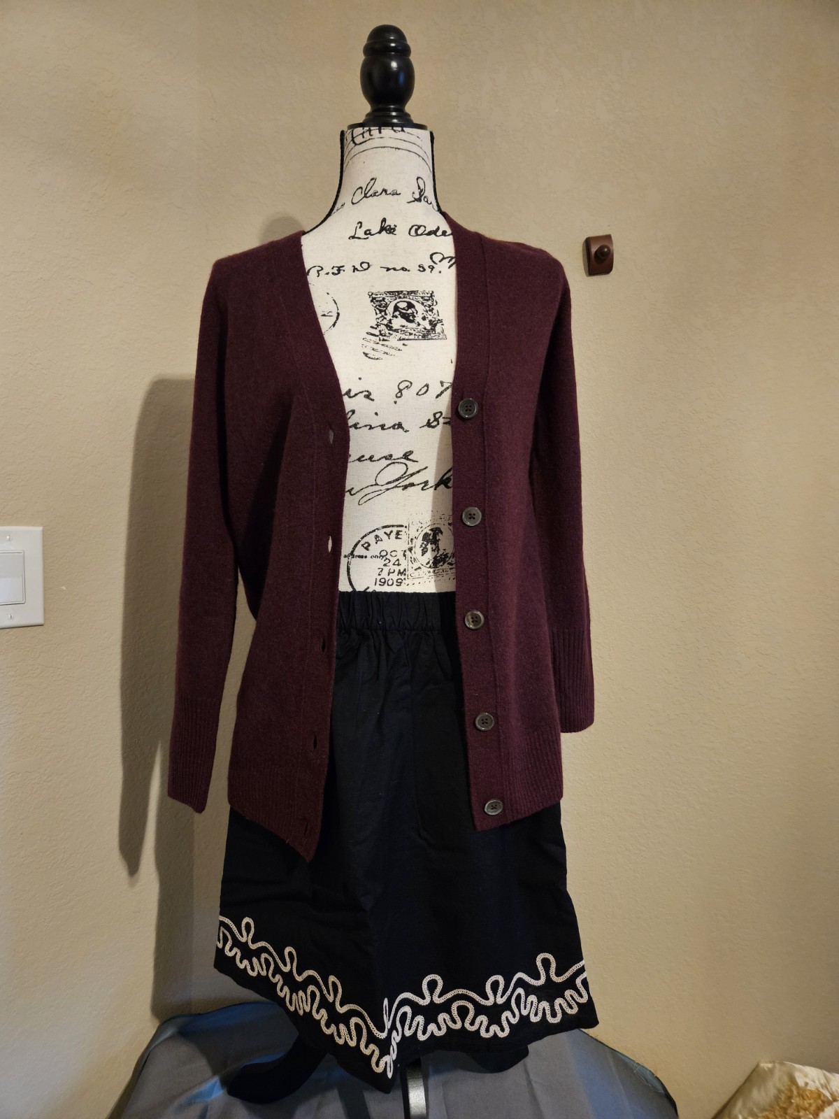 Sweater, Cashmere Luxury Brand, Burgundy - Small Cardigan with beautiful buttons-image