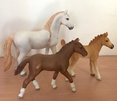 Schleich Lustiano Pferde weiße geflochtene Mähne 2017 Stute 2016 & zwei Fohlen Pony 2012