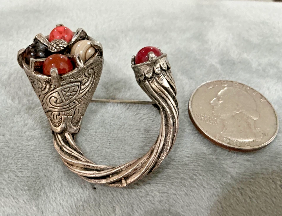 Broche Cuerno de colección de Milagro, piedras semipreciosas, peltre Foto 4 de 4