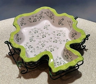 Temptations 1 .75 qt Figural Shaped Shamrock Baking Dish St. Patrick's Day wire