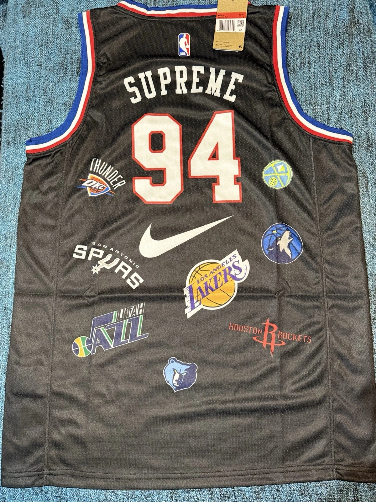 Joli maillot Supreme neuf