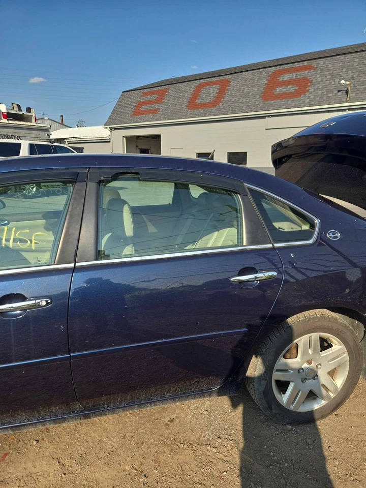 Used Rear Left Door Assembly Rear Side fits: 2007 Chevrolet Impala w/alignment p Foto 2 de 4