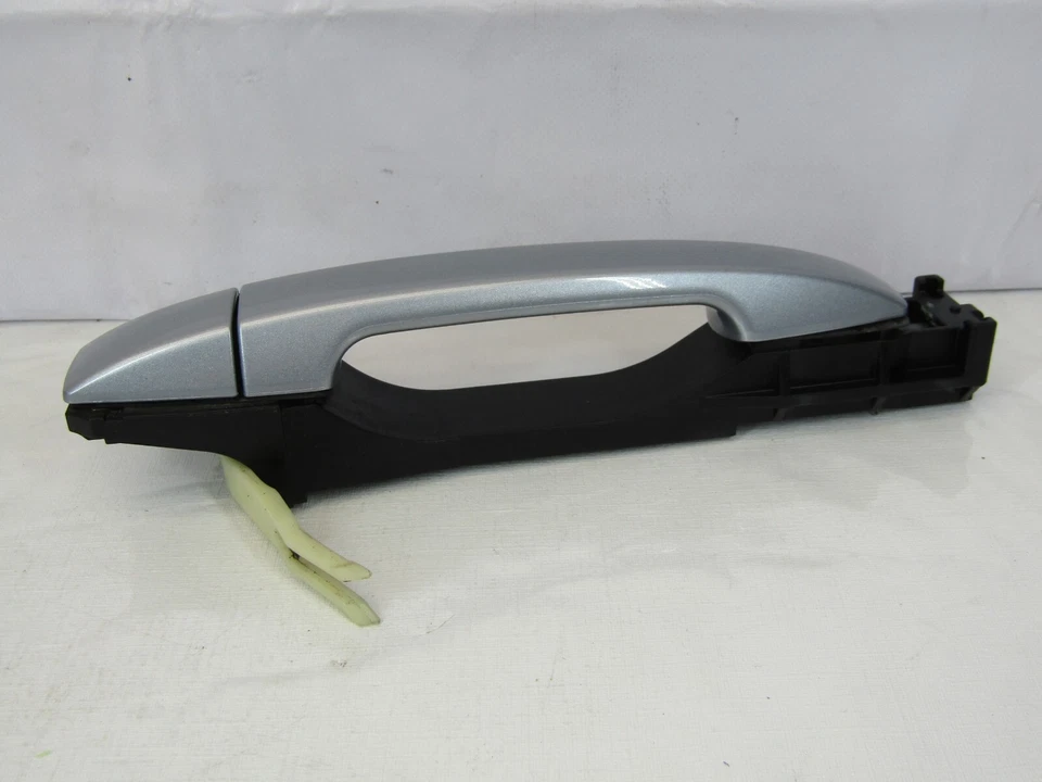 Manija de puerta exterior del pasajero trasero derecho Subaru Outback 2010-2014 plateada OEM Foto 2 de 4