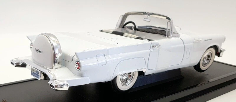 Road Signature 1/18 Scale Diecast 92358 - 1957 Ford Thunderbird 