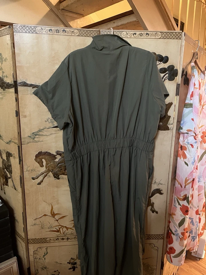 Mono utilitario estándar universal en verde oliva Foto 2 de 4