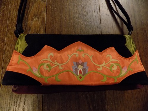 Borsa a tracolla OOVOO Le Thi Hong Tu ricamata a mano seta e camoscio asiatica FAB - Foto 2 di 22