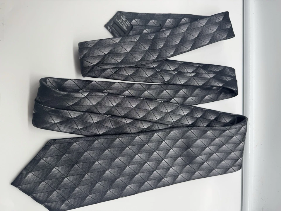 Sun River Clothing Men's Necktie Tie Silk Black Gray Silver Diamonds Pattern - Image 4 of 4