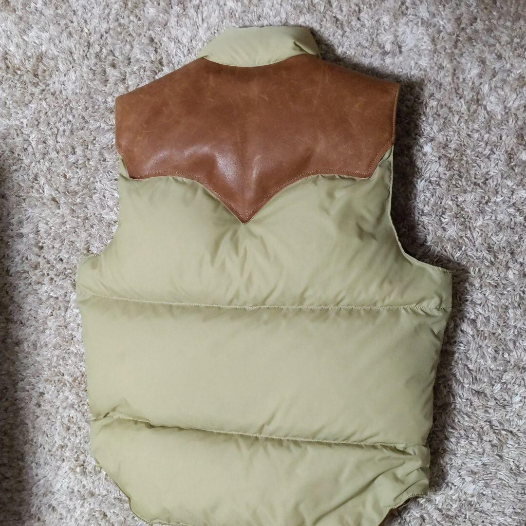 Rocky Mountain Featherbed × WAREHOUSE Down Vest Size 42 ivory camel Mens Fashion image 2