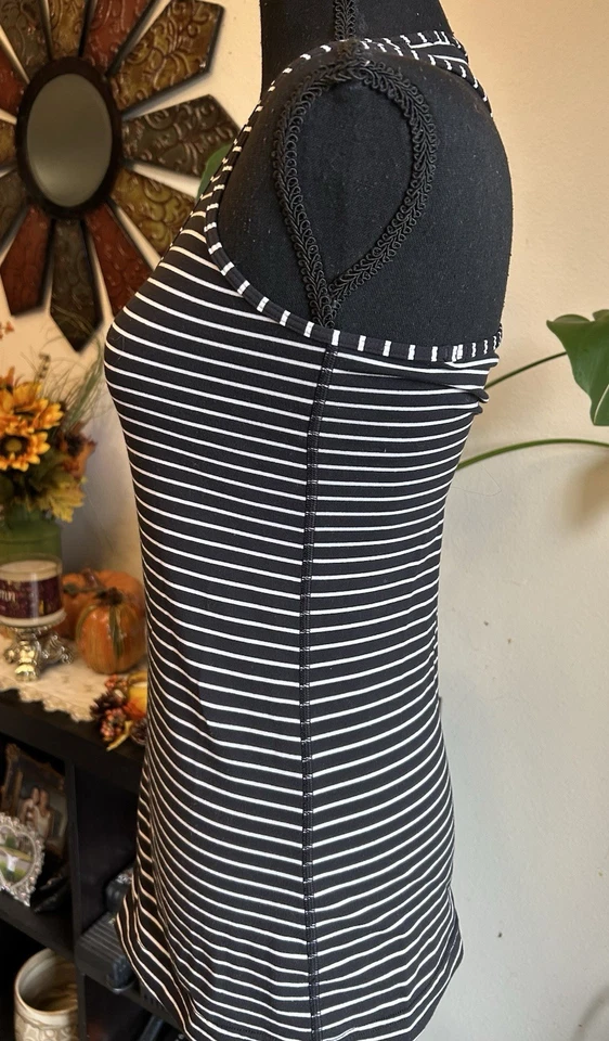 Regata Lululemon listrada preta e branca mede como tamanho 6 Athleisure Yoga - Imagem 2 de 4