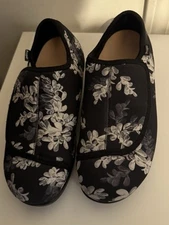 NWOB Propet Cush 'N Foot Slip-On Slipper Shoes Black Floral Size 10