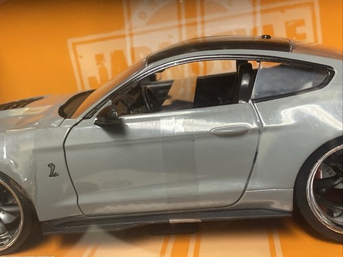 Ford Mustang acorazado 2020 Jada Toys gris/con llantas cromadas y negras mejoradas - Imagen 14 de 14